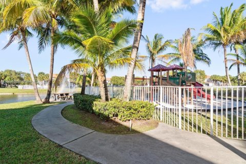 Townhouse in Miramar, Florida 2 bedrooms, 98.1 sq.m. № 1859835 - photo 4