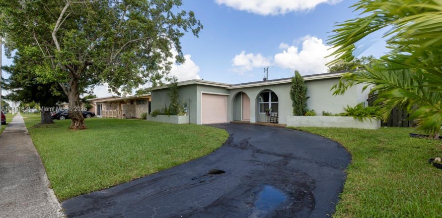 House in Sunrise, Florida 2 bedrooms, 115.85 sq.m. № 1891402
