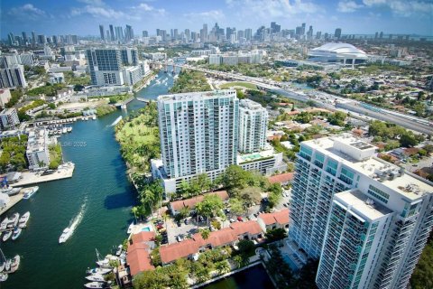 Adosado en Miami, Florida 2 dormitorios, 92.9 m2 № 1951731