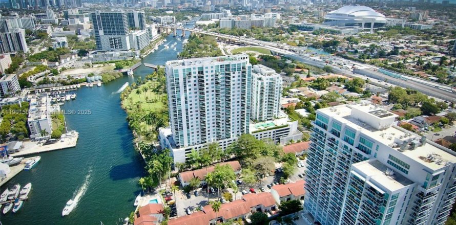 Adosado en Miami, Florida 2 dormitorios, 92.9 m2 № 1951731