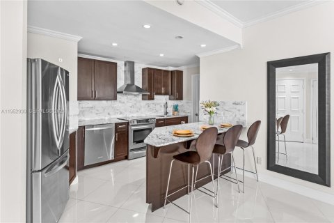 Condominio en alquiler en Miami Beach, Florida, 2 dormitorios, 107.77 m2 № 2009540 - foto 4