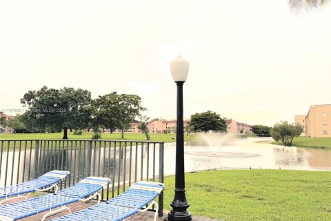 Condo in Sunrise, Florida, 2 bedrooms  № 1896210 - photo 19