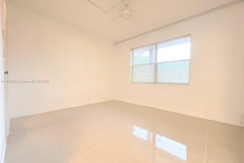 Condo in Sunrise, Florida, 2 bedrooms  № 1896210 - photo 9