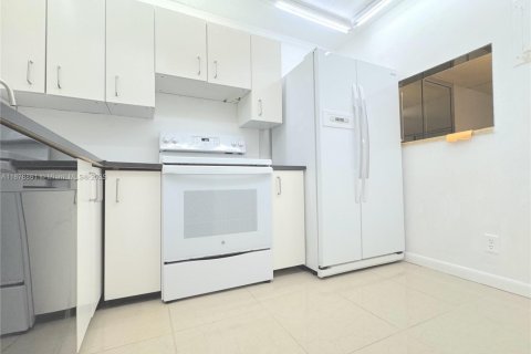 Condo in Sunrise, Florida, 2 bedrooms  № 1896210 - photo 5