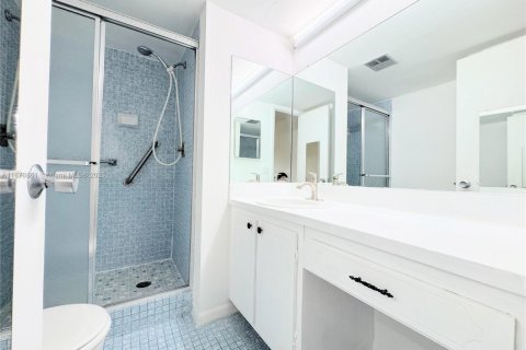 Condo in Sunrise, Florida, 2 bedrooms  № 1896210 - photo 12