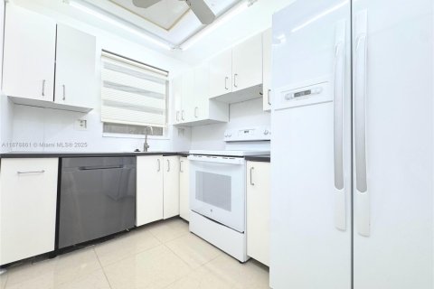 Condo in Sunrise, Florida, 2 bedrooms  № 1896210 - photo 4