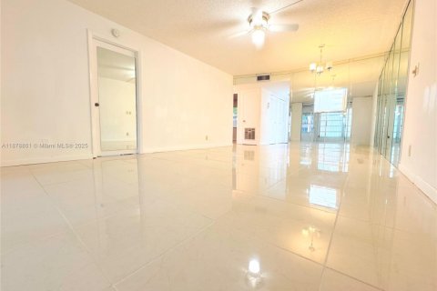 Condo in Sunrise, Florida, 2 bedrooms  № 1896210 - photo 3