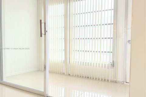 Condo in Sunrise, Florida, 2 bedrooms  № 1896210 - photo 13