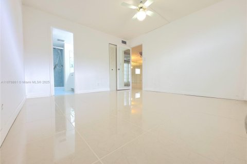 Condo in Sunrise, Florida, 2 bedrooms  № 1896210 - photo 6