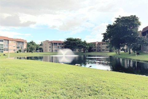 Condo in Sunrise, Florida, 2 bedrooms  № 1896210 - photo 16