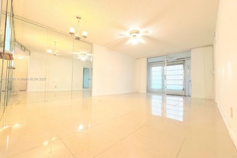Condo in Sunrise, Florida, 2 bedrooms  № 1896210 - photo 2