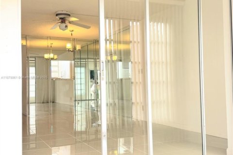 Condo in Sunrise, Florida, 2 bedrooms  № 1896210 - photo 14