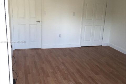 Condo in Miami, Florida, 1 bedroom  № 1942302 - photo 8