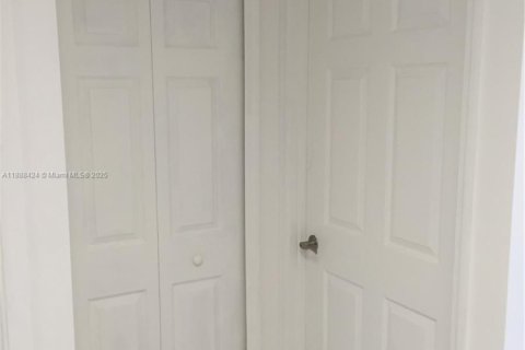 Condo in Miami, Florida, 1 bedroom  № 1942302 - photo 7