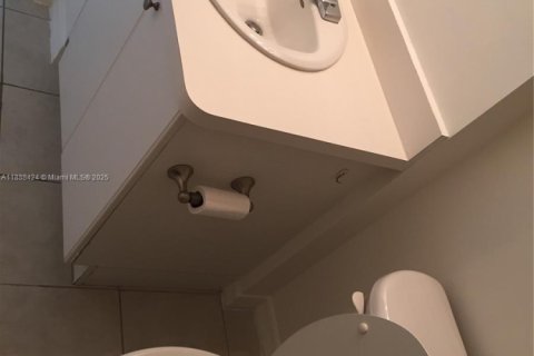 Condo in Miami, Florida, 1 bedroom  № 1942302 - photo 10