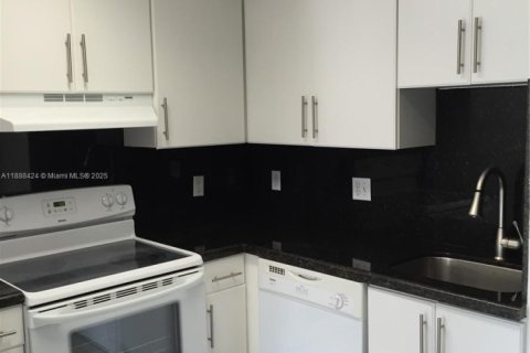 Condo in Miami, Florida, 1 bedroom  № 1942302 - photo 4