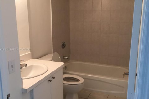 Condo in Miami, Florida, 1 bedroom  № 1942302 - photo 9