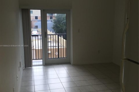 Condo in Miami, Florida, 1 bedroom  № 1942302 - photo 2