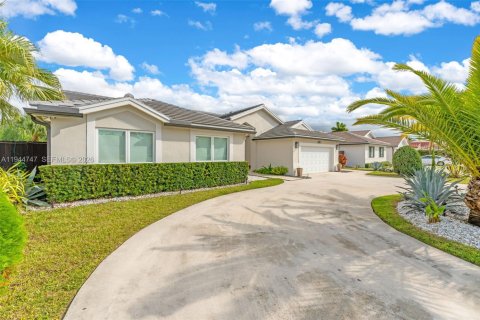 House in Miami, Florida 4 bedrooms, 191.38 sq.m. № 2003015