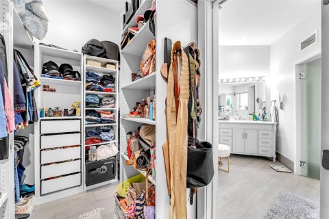 House in Miami, Florida 4 bedrooms, 191.38 sq.m. № 2003015 - photo 16