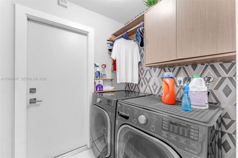 House in Miami, Florida 4 bedrooms, 191.38 sq.m. № 2003015 - photo 24