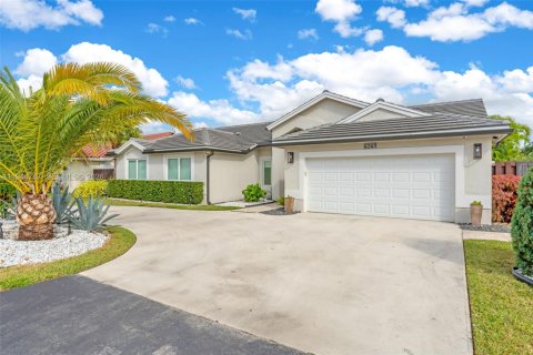 House in Miami, Florida 4 bedrooms, 191.38 sq.m. № 2003015 - photo 2