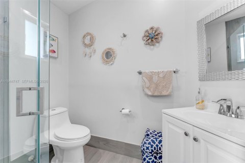 House in Miami, Florida 4 bedrooms, 191.38 sq.m. № 2003015 - photo 12