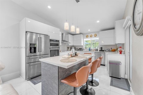 House in Miami, Florida 4 bedrooms, 191.38 sq.m. № 2003015 - photo 10