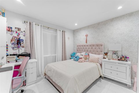 House in Miami, Florida 4 bedrooms, 191.38 sq.m. № 2003015 - photo 22