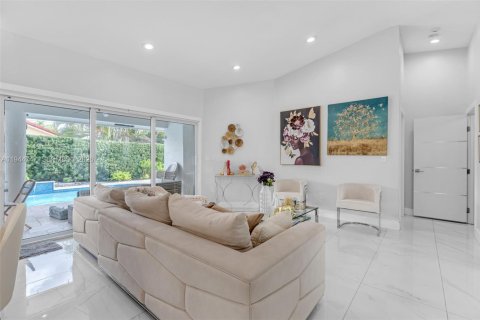 House in Miami, Florida 4 bedrooms, 191.38 sq.m. № 2003015 - photo 5