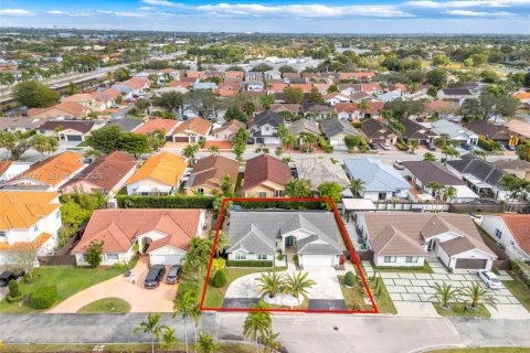 House in Miami, Florida 4 bedrooms, 191.38 sq.m. № 2003015 - photo 29