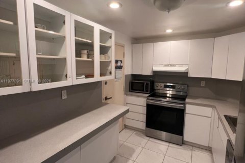 Condo in Sunny Isles Beach, Florida, 1 bedroom  № 2041580 - photo 3