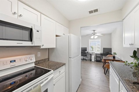 Condo in Saint Petersburg, Florida, 1 bedroom  № 2149419 - photo 14