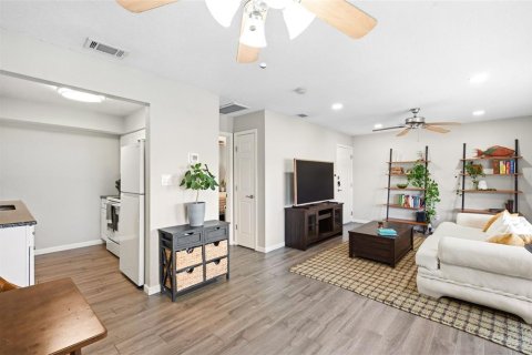 Condo in Saint Petersburg, Florida, 1 bedroom  № 2149419 - photo 9