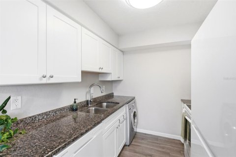 Condo in Saint Petersburg, Florida, 1 bedroom  № 2149419 - photo 11
