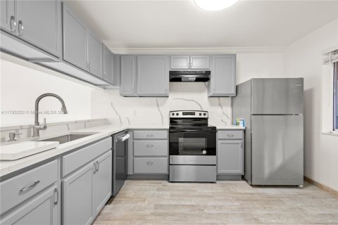 Condo in North Lauderdale, Florida, 2 bedrooms  № 1695458 - photo 1