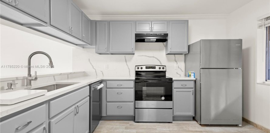 Condo in North Lauderdale, Florida, 2 bedrooms № 1695458