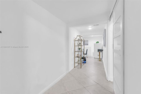 Villa ou maison à vendre à Hialeah, Floride: 6 chambres, 242.57 m2 № 1942356 - photo 3