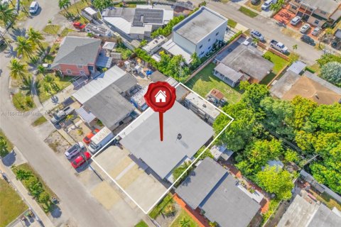 Villa ou maison à vendre à Hialeah, Floride: 6 chambres, 242.57 m2 № 1942356 - photo 8