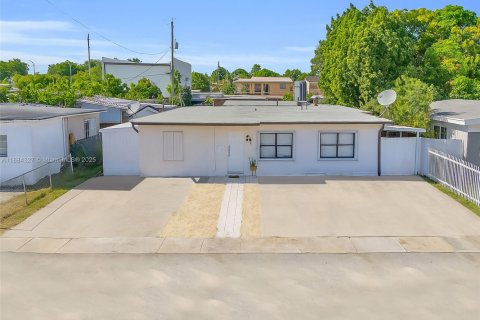 Villa ou maison à vendre à Hialeah, Floride: 6 chambres, 242.57 m2 № 1942356 - photo 1