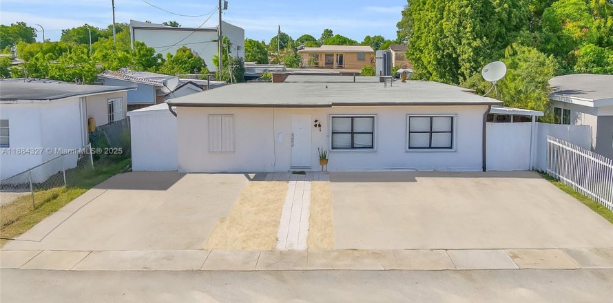 Villa ou maison à Hialeah, Floride 6 chambres, 242.57 m2 № 1942356