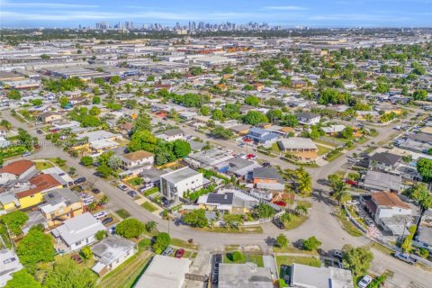 Villa ou maison à vendre à Hialeah, Floride: 6 chambres, 242.57 m2 № 1942356 - photo 11
