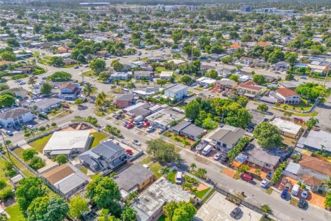 Villa ou maison à vendre à Hialeah, Floride: 6 chambres, 242.57 m2 № 1942356 - photo 10
