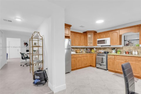 Villa ou maison à vendre à Hialeah, Floride: 6 chambres, 242.57 m2 № 1942356 - photo 5