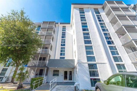 Condominio en venta en North Miami Beach, Florida, 1 dormitorio, 66.89 m2 № 2168436 - foto 4