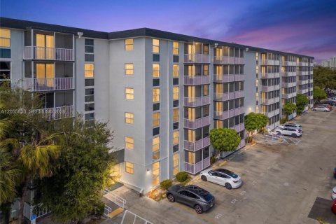 Condominio en venta en North Miami Beach, Florida, 1 dormitorio, 66.89 m2 № 2168436 - foto 2