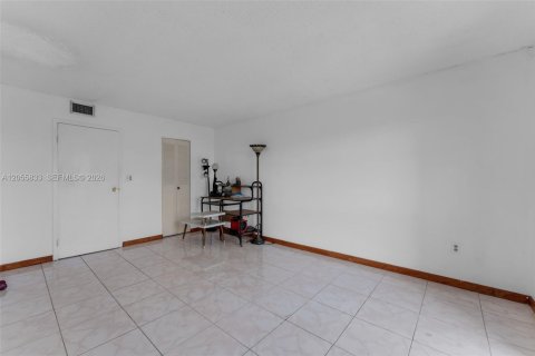Condominio en venta en North Miami Beach, Florida, 1 dormitorio, 66.89 m2 № 2168436 - foto 16