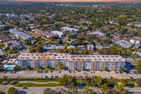 Condominio en venta en North Miami Beach, Florida, 1 dormitorio, 66.89 m2 № 2168436 - foto 3