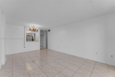 Condominio en venta en North Miami Beach, Florida, 1 dormitorio, 66.89 m2 № 2168436 - foto 10