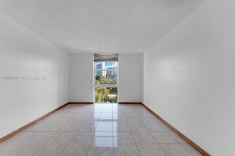 Condominio en venta en North Miami Beach, Florida, 1 dormitorio, 66.89 m2 № 2168436 - foto 14
